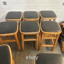 Huit tabourets de cuisine classiques vintage, milieu de siècle, recouverts de vinyle noir, rétro ancien