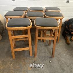 Huit tabourets de cuisine classiques vintage, milieu de siècle, recouverts de vinyle noir, rétro ancien