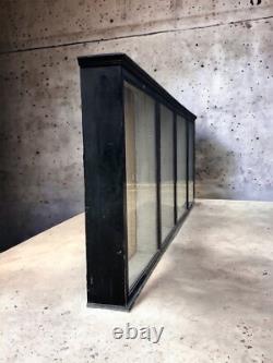 Immense armoire murale de laboratoire scolaire noire, vitrine de magasin, milieu du XXe siècle.