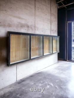 Immense armoire murale de laboratoire scolaire noire, vitrine de magasin, milieu du XXe siècle.