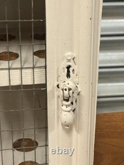 Joli cabinet d'affichage de rangement d'œufs vintage blanc peint traditionnel