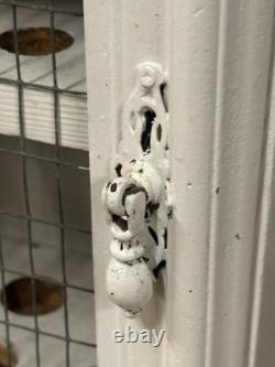 Joli cabinet d'affichage de rangement d'œufs vintage blanc peint traditionnel