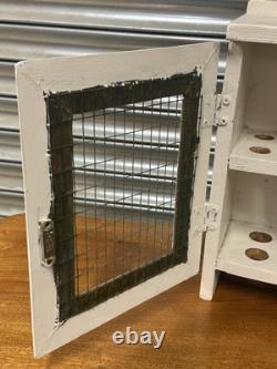 Joli cabinet d'affichage de rangement d'œufs vintage blanc peint traditionnel