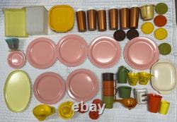 Lot vintage de 44 pièces en mélamine et Tupperware – lot rétro de cuisine, couleurs pastel Harvest