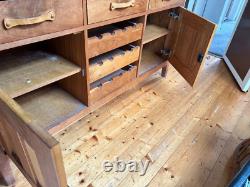 Meuble de cuisine de base en bois massif vintage avec rangements, tiroirs et porte-bouteilles en bois