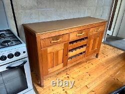 Meuble de cuisine de base en bois massif vintage avec rangements, tiroirs et porte-bouteilles en bois