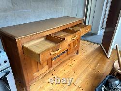 Meuble de cuisine de base en bois massif vintage avec rangements, tiroirs et porte-bouteilles en bois