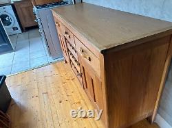 Meuble de cuisine de base en bois massif vintage avec rangements, tiroirs et porte-bouteilles en bois