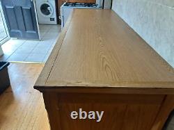 Meuble de cuisine de base en bois massif vintage avec rangements, tiroirs et porte-bouteilles en bois