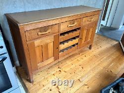 Meuble de cuisine de base en bois massif vintage avec rangements, tiroirs et porte-bouteilles en bois