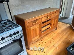 Meuble de cuisine de base en bois massif vintage avec rangements, tiroirs et porte-bouteilles en bois