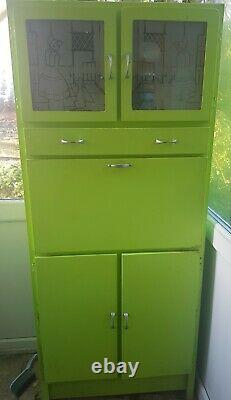 Original1950s Kitchen Cabinet. Bon État Pour L'âge