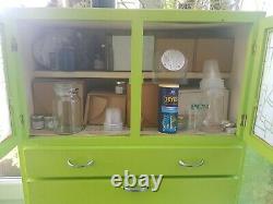 Original1950s Kitchen Cabinet. Bon État Pour L'âge