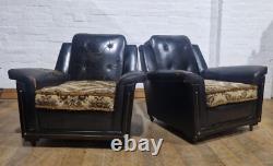 Paire de fauteuils de salon rétro vintage à dossier boutonné et accoudoirs en ailes