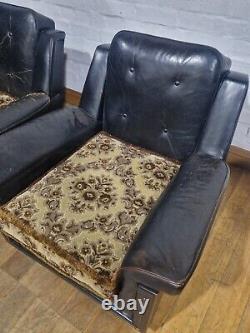 Paire de fauteuils de salon rétro vintage à dossier boutonné et accoudoirs en ailes