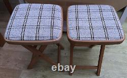 Paires de tabourets de cuisine pliants en bois vintage rétro avec assise rembourrée en tissu en bon état.