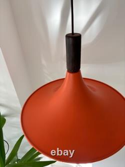 Pendentif en métal orange rouillé au design scandinave vintage avec finition en teck des années 1960
