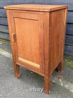 Petit cabinet de chevet / armoire vintage utilitaire fait à la main à une porte