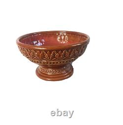 Plat de service en poterie vintage à pied lourd, décor complexe, orange rouille