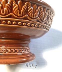 Plat de service en poterie vintage à pied lourd, décor complexe, orange rouille