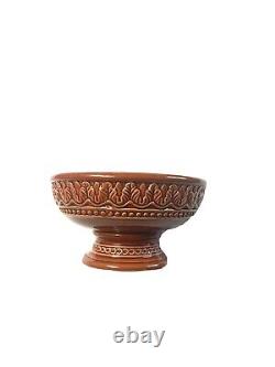 Plat de service en poterie vintage à pied lourd, décor complexe, orange rouille