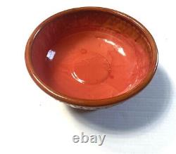 Plat de service en poterie vintage à pied lourd, décor complexe, orange rouille