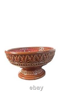 Plat de service en poterie vintage à pied lourd, décor complexe, orange rouille