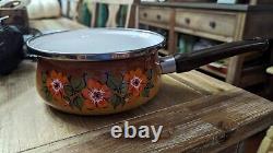 Pot émaillé vintage des années 1970. Un incontournable pour cette cuisine rétro.