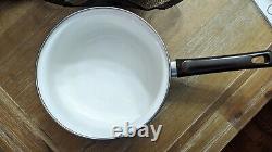 Pot émaillé vintage des années 1970. Un incontournable pour cette cuisine rétro.