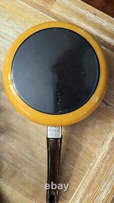 Pot émaillé vintage des années 1970. Un incontournable pour cette cuisine rétro.