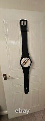 Rare Retro 90s Classic Quartz Wall Clock Watch Shop Dealer Clock Ltd Edition<br/>

<br/>
Traduction en français : Horloge murale classique en quartz rare des années 90 en édition limitée chez le revendeur de montres de la boutique