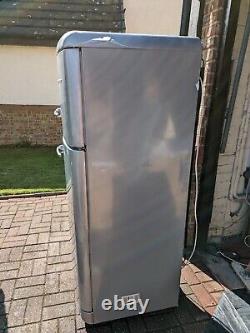 Réfrigérateur-congélateur de cuisine autonome de taille moyenne Hotpoint vintage Retro Silver à 2 portes.