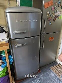 Réfrigérateur-congélateur de cuisine autonome de taille moyenne Hotpoint vintage Retro Silver à 2 portes.