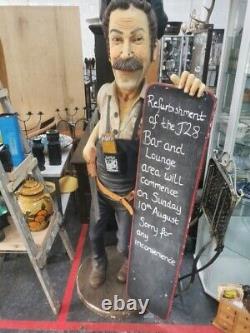 Rétro Vintage Rare Résine Constructeur Pete / Figurine de garçon de café tenant un tableau noir