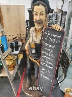 Rétro Vintage Rare Résine Constructeur Pete / Figurine de garçon de café tenant un tableau noir