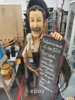 Rétro Vintage Rare Résine Constructeur Pete / Figurine de garçon de café tenant un tableau noir