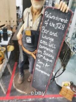 Rétro Vintage Rare Résine Constructeur Pete / Figurine de garçon de café tenant un tableau noir