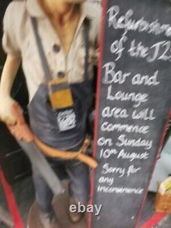 Rétro Vintage Rare Résine Constructeur Pete / Figurine de garçon de café tenant un tableau noir