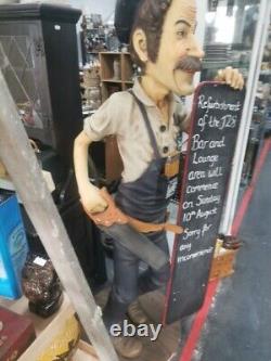 Rétro Vintage Rare Résine Constructeur Pete / Figurine de garçon de café tenant un tableau noir