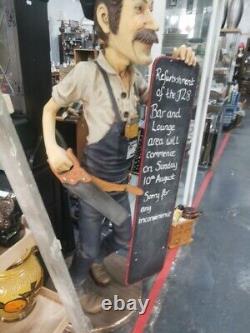 Rétro Vintage Rare Résine Constructeur Pete / Figurine de garçon de café tenant un tableau noir