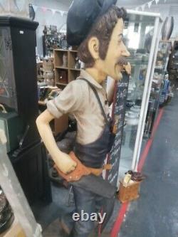 Rétro Vintage Rare Résine Constructeur Pete / Figurine de garçon de café tenant un tableau noir