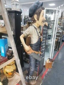 Rétro Vintage Rare Résine Constructeur Pete / Figurine de garçon de café tenant un tableau noir