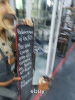 Rétro Vintage Rare Résine Constructeur Pete / Figurine de garçon de café tenant un tableau noir