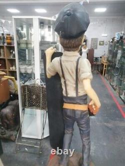 Rétro Vintage Rare Résine Constructeur Pete / Figurine de garçon de café tenant un tableau noir