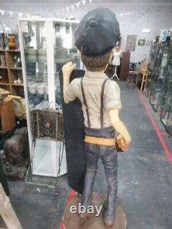 Rétro Vintage Rare Résine Constructeur Pete / Figurine de garçon de café tenant un tableau noir