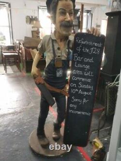 Rétro Vintage Rare Résine Constructeur Pete / Figurine de garçon de café tenant un tableau noir