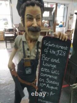 Rétro Vintage Rare Résine Constructeur Pete / Figurine de garçon de café tenant un tableau noir