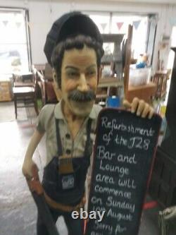 Rétro Vintage Rare Résine Constructeur Pete / Figurine de garçon de café tenant un tableau noir