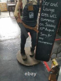 Rétro Vintage Rare Résine Constructeur Pete / Figurine de garçon de café tenant un tableau noir