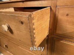 Superbe Vintage Haberdashery Apothecary Bank Chest Of Drawers Raccords De Queue De Colombe